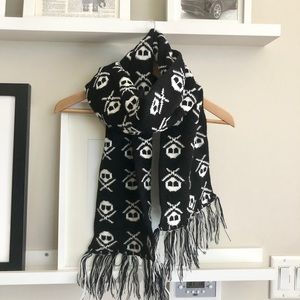 Black and White Skull Patterned Knit Scarf